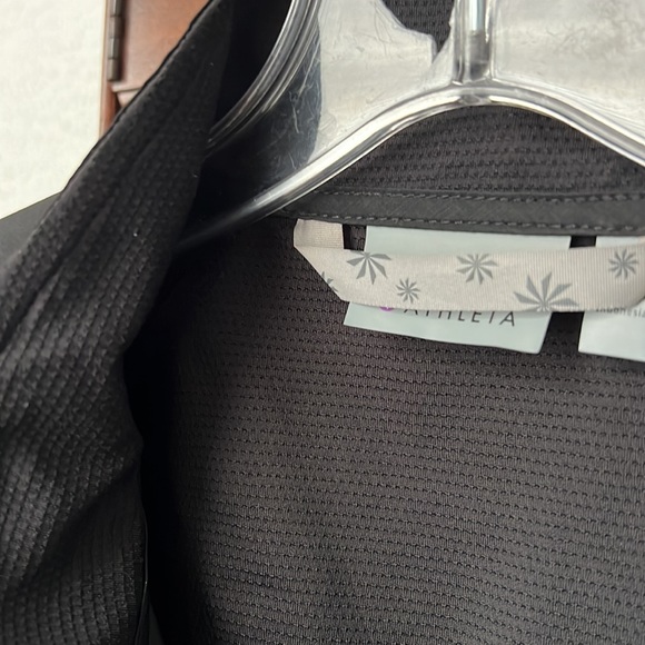 Atheleta Lightweight Running Jacket with reflective back and pockets - Picture 7 of 13